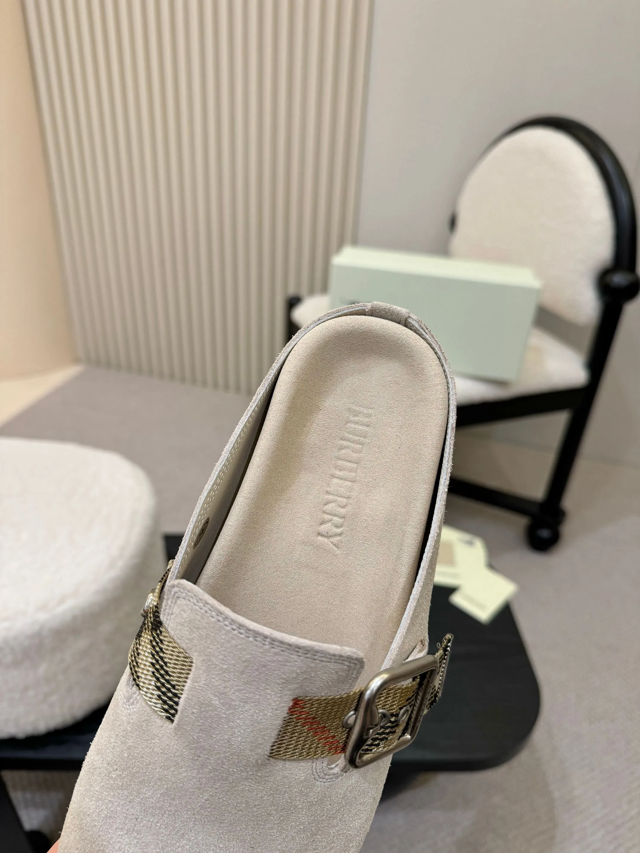 Men's shoes 💰560 Burberry's 2025 popular Birkenstock slippers are released, made of soft suede fabric and refined in Italian workshops. Featuring an embossed plaid pattern and an embossed sole embellished with the archive brand's logo. Features an adjustable B-shaped buckle strap and is embellished with the signature sand-colored Burberry check in jacquard worsted.   ✅Fabric: suede ✅Lining: silk cowhide ✅Outsole: TPU ✅Color: black, brown, pink, apricot, 4 colors available ✅Code number: 35-45 for men and women (35, 45 customized)